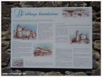 Paysages vertigineux à Sainte-Enimie, entre le Pont Vieux et les affleurements rocheux.