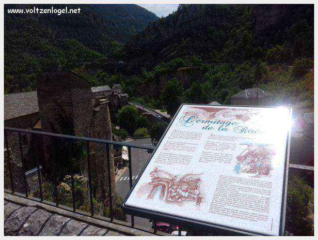Vue pittoresque de Sainte-Enimie dans les Gorges du Tarn, village médiéval et nature spectaculaire
