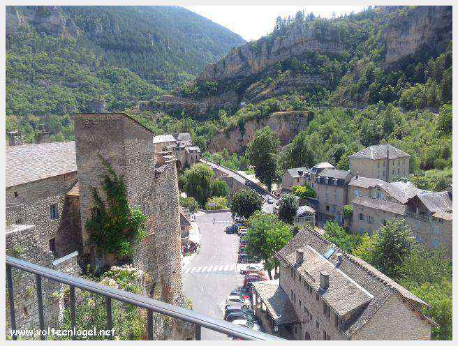 Vue pittoresque de Sainte-Enimie dans les Gorges du Tarn, village médiéval et nature spectaculaire