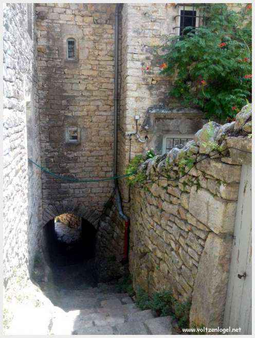 Vue pittoresque de Sainte-Enimie dans les Gorges du Tarn, village médiéval et nature spectaculaire