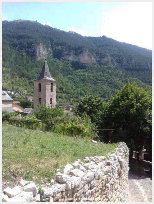 Vue pittoresque de Sainte-Enimie dans les Gorges du Tarn, village médiéval et nature spectaculaire