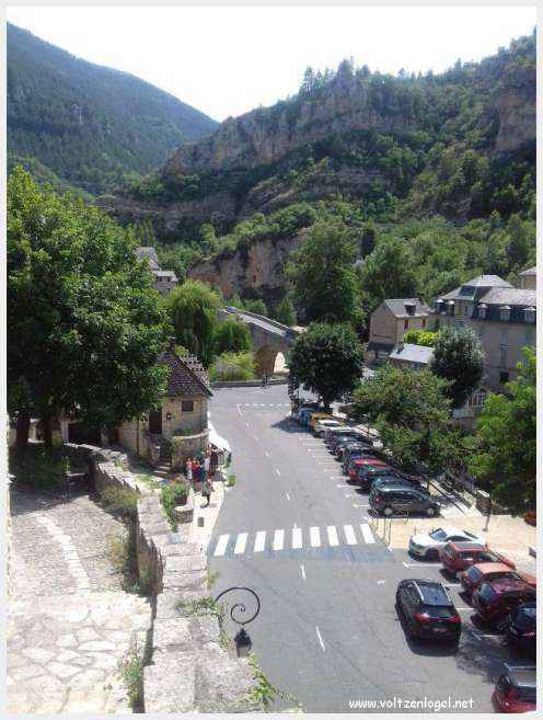 Vue pittoresque de Sainte-Enimie dans les Gorges du Tarn, village médiéval et nature spectaculaire