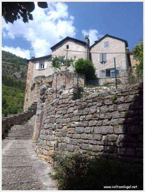 Vue pittoresque de Sainte-Enimie dans les Gorges du Tarn, village médiéval et nature spectaculaire