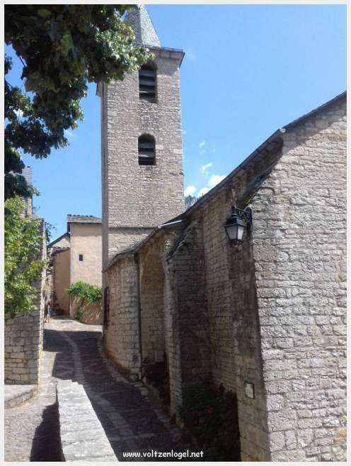 Vue pittoresque de Sainte-Enimie dans les Gorges du Tarn, village médiéval et nature spectaculaire