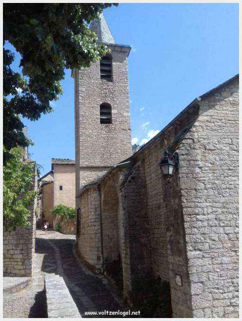 Vue pittoresque de Sainte-Enimie dans les Gorges du Tarn, village médiéval et nature spectaculaire