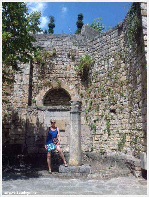 Vue pittoresque de Sainte-Enimie dans les Gorges du Tarn, village médiéval et nature spectaculaire