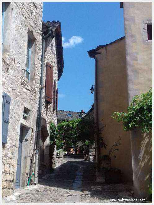 Vue pittoresque de Sainte-Enimie dans les Gorges du Tarn, village médiéval et nature spectaculaire