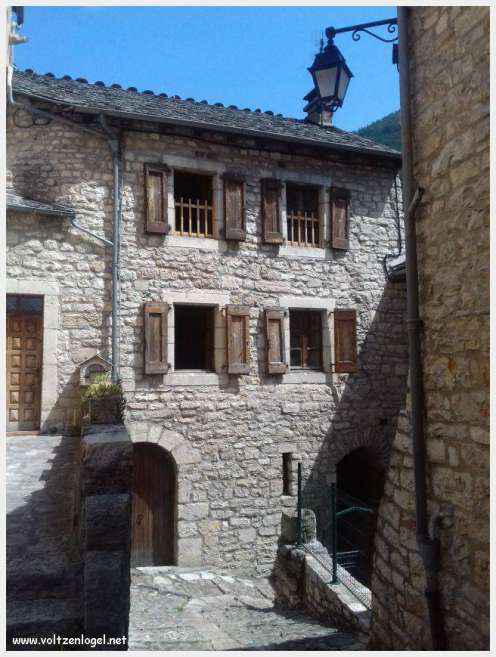 Vue pittoresque de Sainte-Enimie dans les Gorges du Tarn, village médiéval et nature spectaculaire