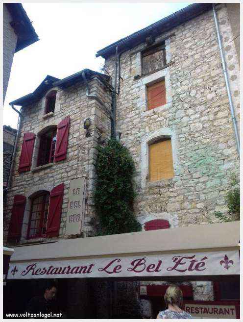 Vue pittoresque de Sainte-Enimie dans les Gorges du Tarn, village médiéval et nature spectaculaire