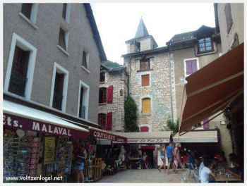 Ruelles médiévales de Sainte-Enimie, charme authentique des villages du passé.