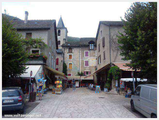 Vue pittoresque de Sainte-Enimie dans les Gorges du Tarn, village médiéval et nature spectaculaire