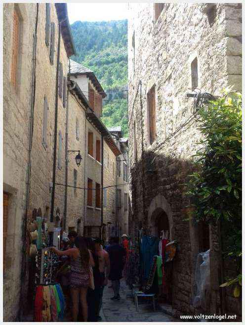 Vue pittoresque de Sainte-Enimie dans les Gorges du Tarn, village médiéval et nature spectaculaire