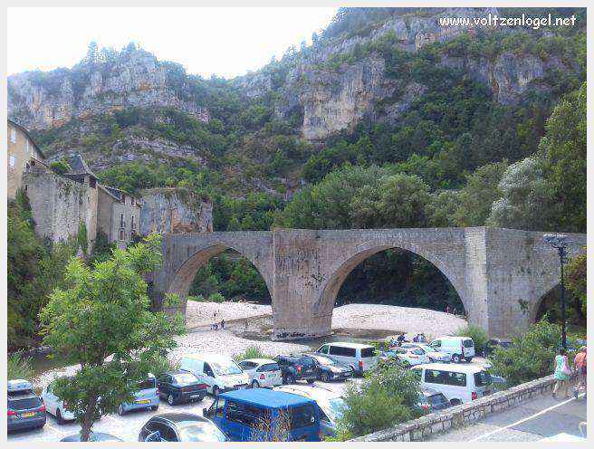 Vue pittoresque de Sainte-Enimie dans les Gorges du Tarn, village médiéval et nature spectaculaire