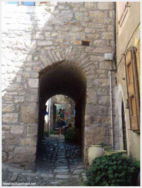 Vue pittoresque de Sainte-Enimie dans les Gorges du Tarn, village médiéval et nature spectaculaire