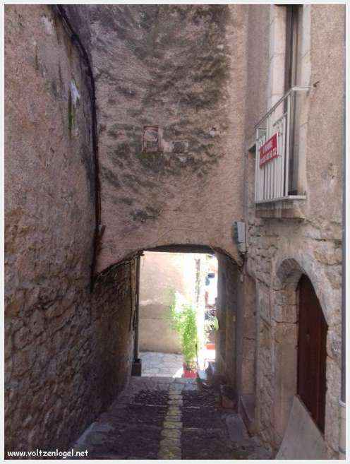 Vue pittoresque de Sainte-Enimie dans les Gorges du Tarn, village médiéval et nature spectaculaire