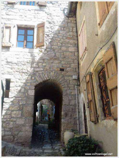 Vue pittoresque de Sainte-Enimie dans les Gorges du Tarn, village médiéval et nature spectaculaire