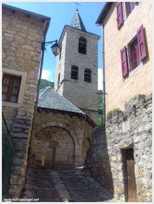 Vue pittoresque de Sainte-Enimie dans les Gorges du Tarn, village médiéval et nature spectaculaire