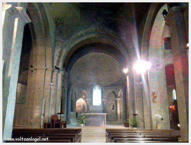 Cathédrale Notre-Dame à Vaison-la-Romaine, symbole de l'architecture romane et médiévale