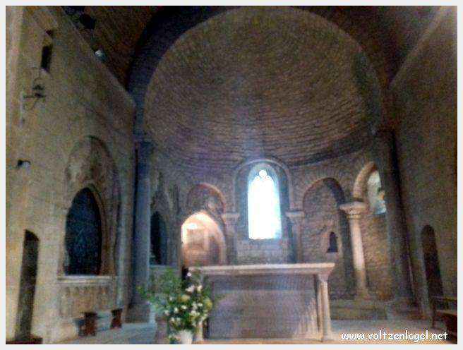 Cathédrale Notre-Dame à Vaison-la-Romaine, symbole de l'architecture romane et médiévale