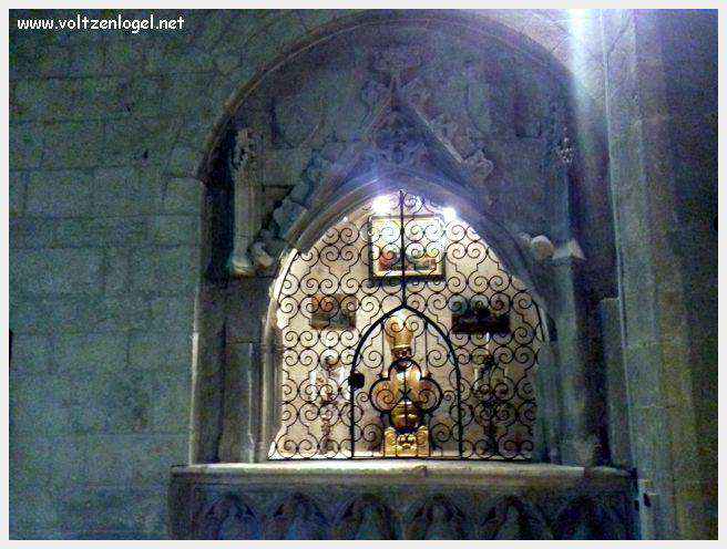 Cathédrale Notre-Dame à Vaison-la-Romaine, symbole de l'architecture romane et médiévale