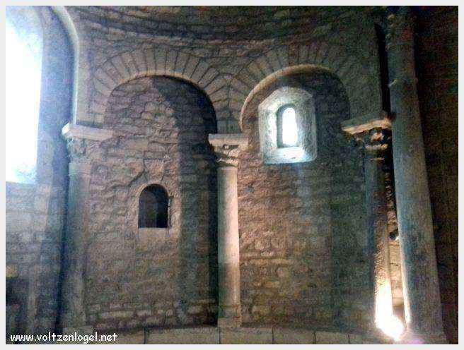 Cathédrale Notre-Dame à Vaison-la-Romaine, symbole de l'architecture romane et médiévale