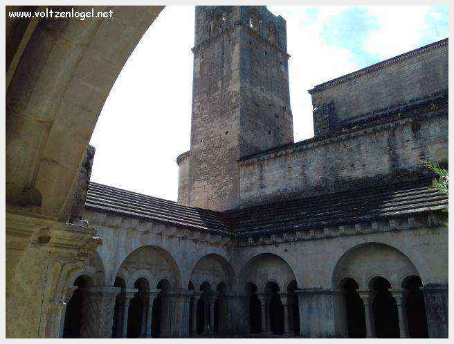 Cathédrale Notre-Dame à Vaison-la-Romaine, symbole de l'architecture romane et médiévale