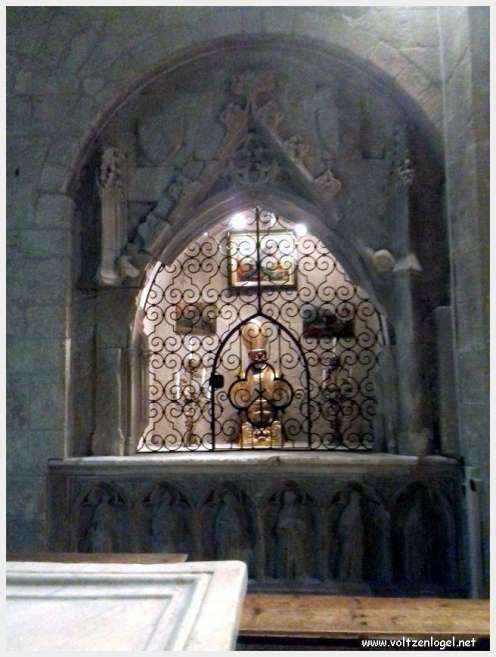 Cathédrale Notre-Dame à Vaison-la-Romaine, symbole de l'architecture romane et médiévale