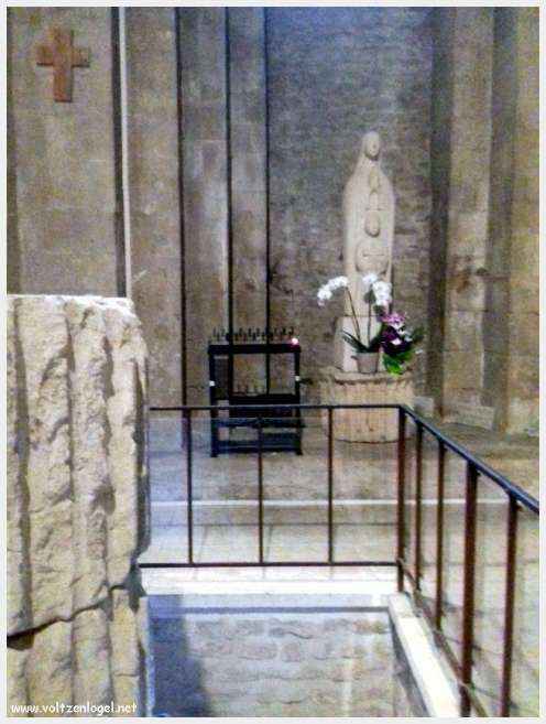 Cathédrale Notre-Dame à Vaison-la-Romaine, symbole de l'architecture romane et médiévale