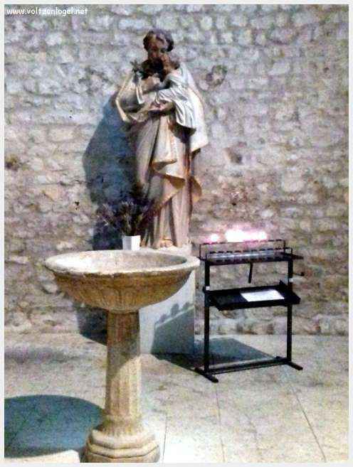 Cathédrale Notre-Dame à Vaison-la-Romaine, symbole de l'architecture romane et médiévale