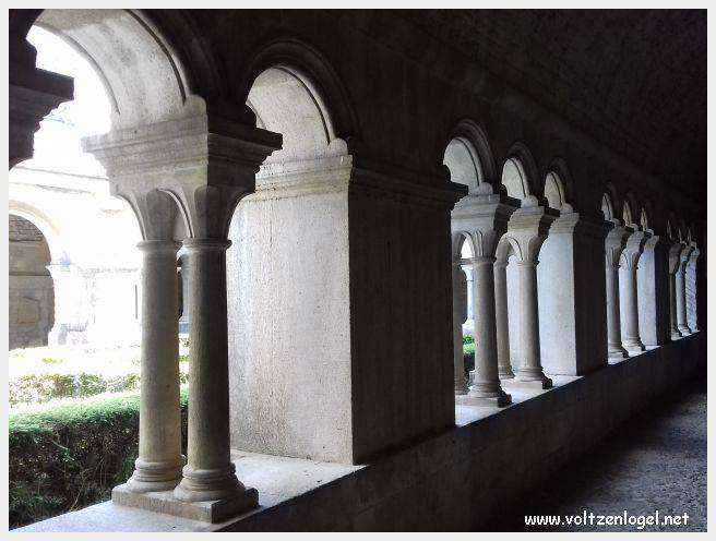 Cathédrale Notre-Dame à Vaison-la-Romaine, symbole de l'architecture romane et médiévale