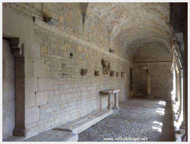 Cathédrale Notre-Dame à Vaison-la-Romaine, symbole de l'architecture romane et médiévale