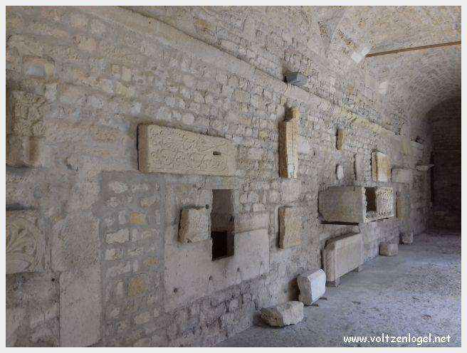 Cathédrale Notre-Dame à Vaison-la-Romaine, symbole de l'architecture romane et médiévale