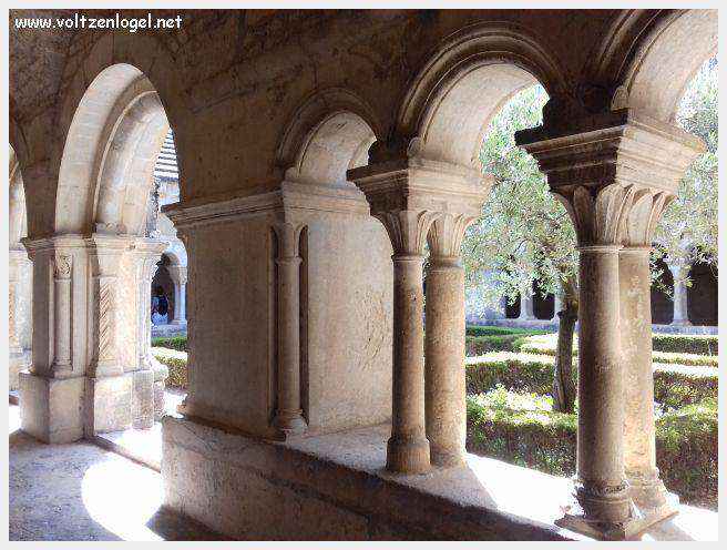 Cathédrale Notre-Dame à Vaison-la-Romaine, symbole de l'architecture romane et médiévale