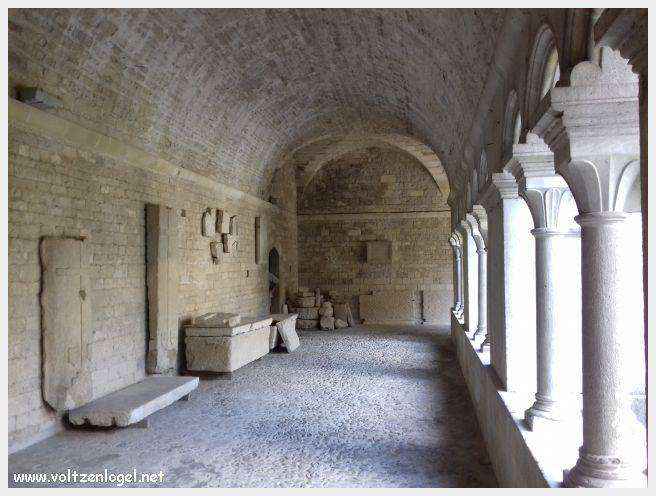 Cathédrale Notre-Dame à Vaison-la-Romaine, symbole de l'architecture romane et médiévale
