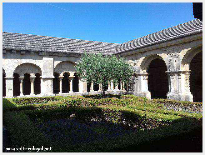 Cathédrale Notre-Dame à Vaison-la-Romaine, symbole de l'architecture romane et médiévale
