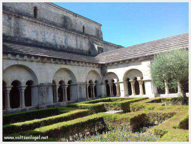Cathédrale Notre-Dame à Vaison-la-Romaine, symbole de l'architecture romane et médiévale