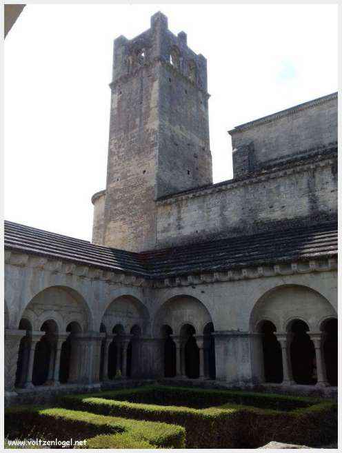 Cathédrale Notre-Dame à Vaison-la-Romaine, symbole de l'architecture romane et médiévale