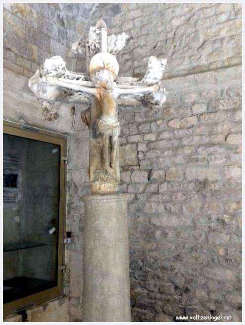 Cathédrale Notre-Dame à Vaison-la-Romaine, symbole de l'architecture romane et médiévale