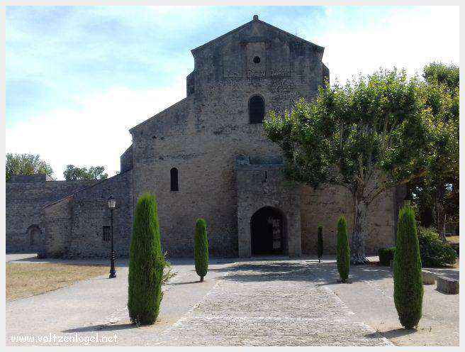 Cathédrale Notre-Dame à Vaison-la-Romaine, symbole de l'architecture romane et médiévale