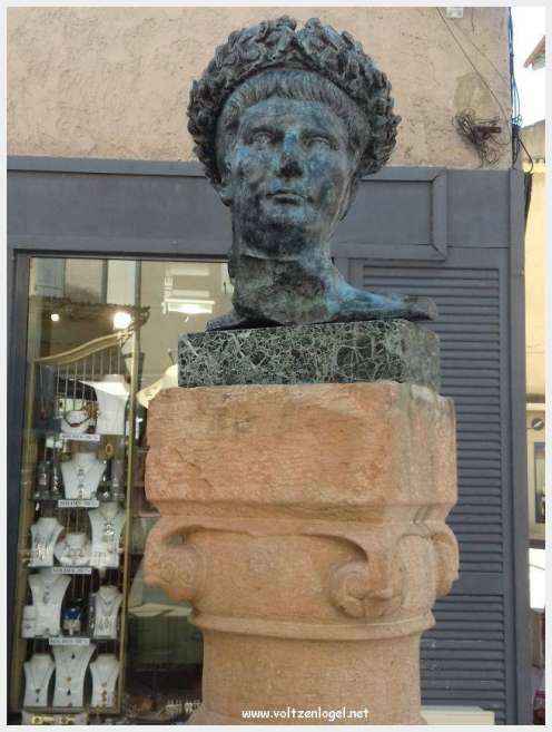Cathédrale Notre-Dame à Vaison-la-Romaine, symbole de l'architecture romane et médiévale