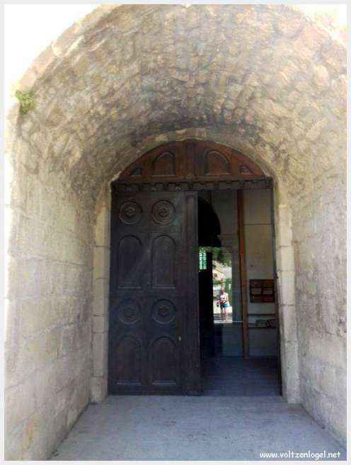 Cathédrale Notre-Dame à Vaison-la-Romaine, symbole de l'architecture romane et médiévale