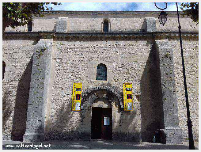 Cathédrale Notre-Dame à Vaison-la-Romaine, symbole de l'architecture romane et médiévale