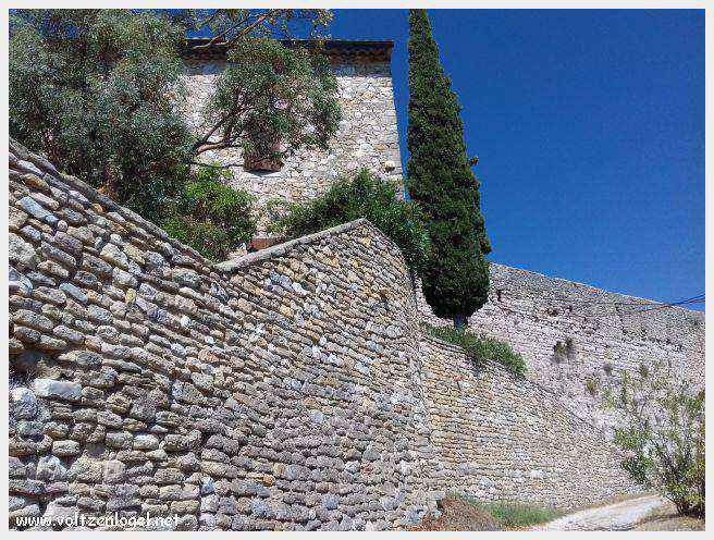 Entrechaux au Pays Ventoux