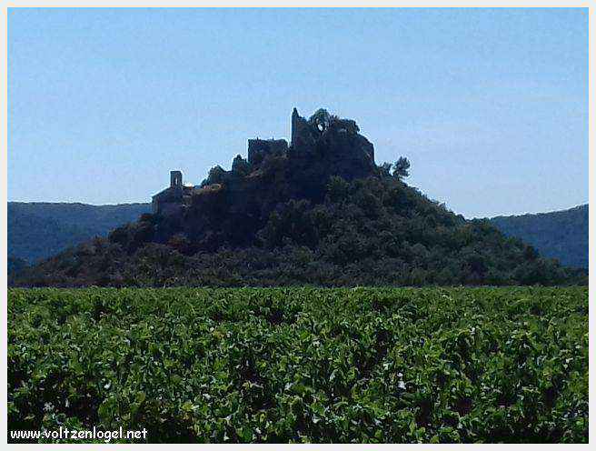 Château médiéval d'Entrechaux surplombant la rivière, évoquant l'histoire et la beauté provençale.