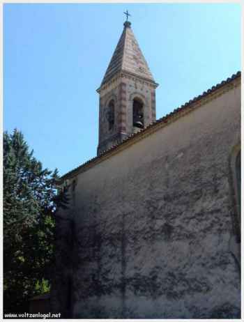 Entrechaux au pied du Mont Ventoux en Provence. Le Château féodal d'Entrechaux
