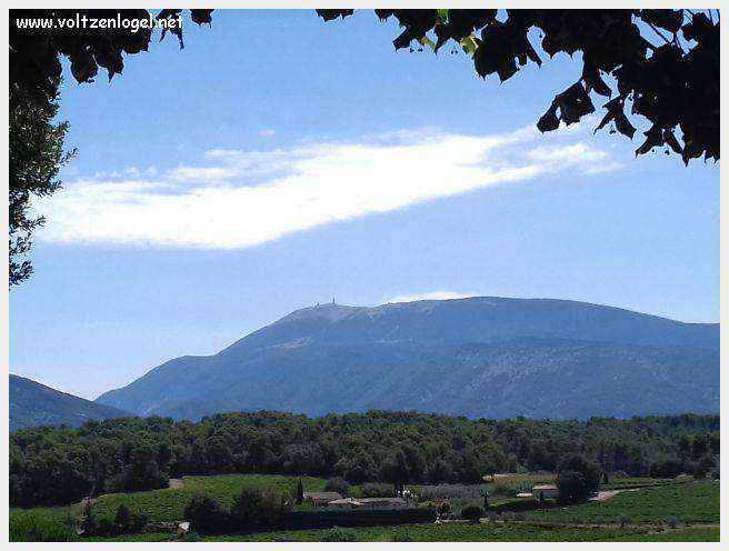 Vue panoramique sur Faucon, village provençal pittoresque au pied du Mont-Ventoux.