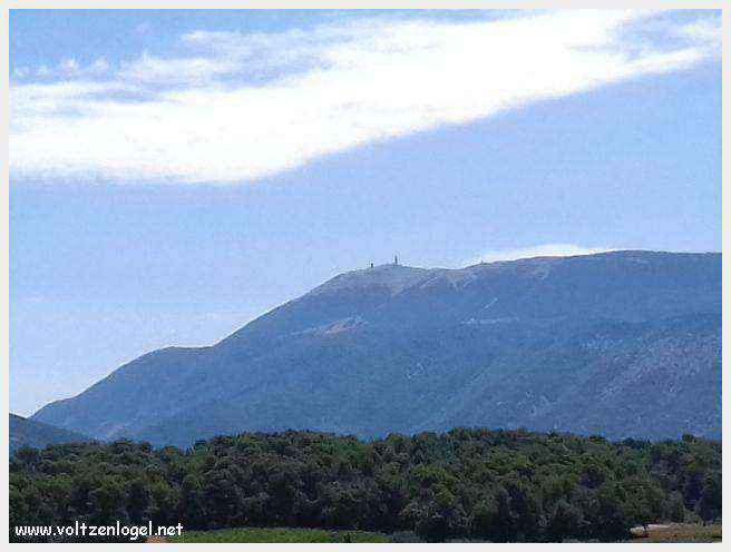 Vue panoramique sur Faucon et le Mont-Ventoux, emblèmes de la Provence.