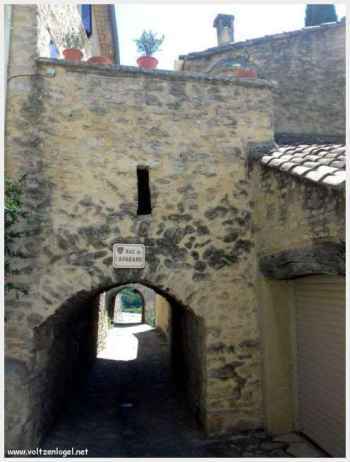 Faucon ancienne cité fortifiée. Maisons construites en pierre du pays