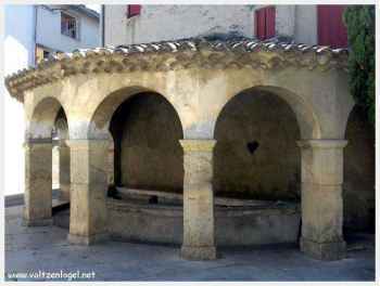 Ruelles animées par les fontaines de Mollans-sur-Ouvèze
