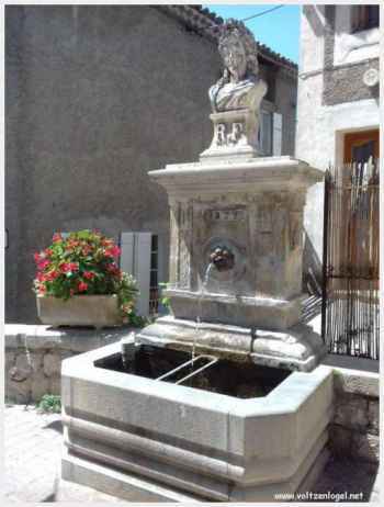 Fontaine-lavoir de l'Église, témoignage du XIXe siècle à Mollans-sur-Ouvèze